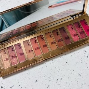 Charlotte Tilbury pillow talk eyeshadow palette